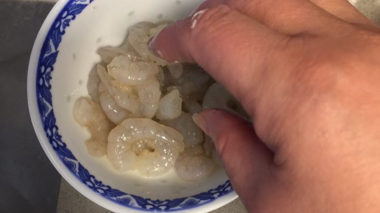 虾仁炒木耳青笋,搅拌均匀后，腌制一小时备用