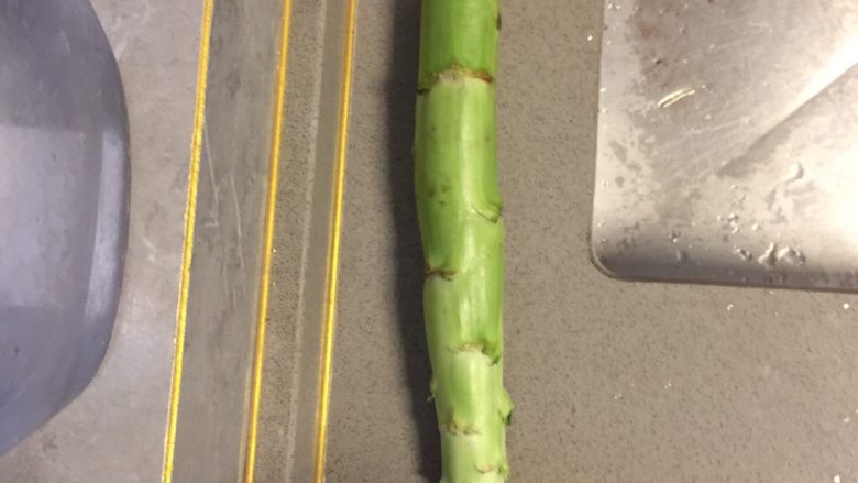 虾仁炒木耳青笋,准备<a style='color:red;display:inline-block;' href='/shicai/ 2620'>青笋</a>1根