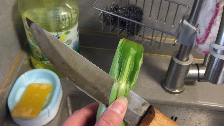 虾仁炒木耳青笋,青笋去皮备用