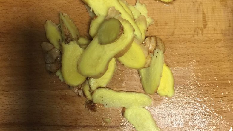 虾仁炒木耳青笋,姜切片备用