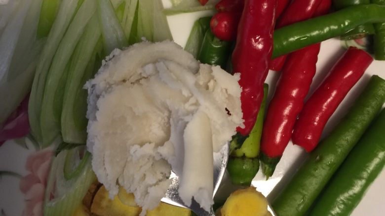 虾仁炒木耳青笋,青、红海椒、猪油、姜片、葱段放在一个盘子里备用