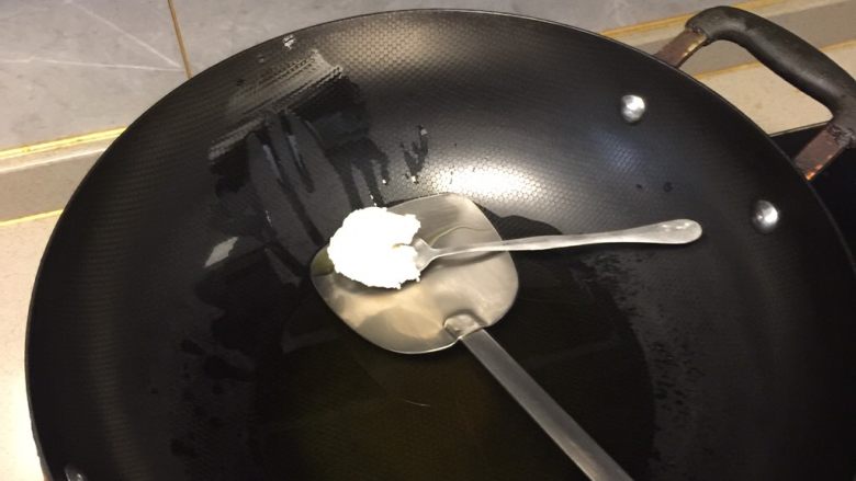 虾仁炒木耳青笋,铁锅里放入食用油和猪油