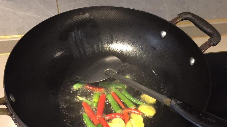 虾仁炒木耳青笋,油温烧至七层热就倒入青红辣椒、姜片，炒香