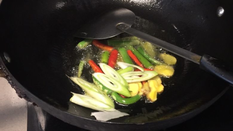 虾仁炒木耳青笋,之后加入葱段炒匀