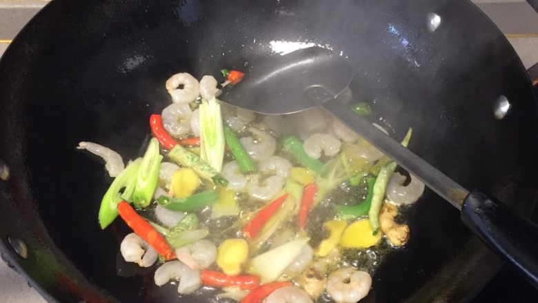 虾仁炒木耳青笋,加入腌制好的虾仁翻炒