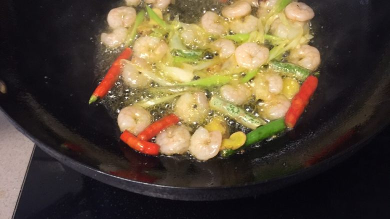 虾仁炒木耳青笋,虾仁炒至变色
