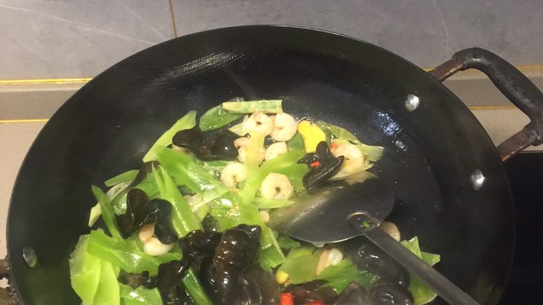 虾仁炒木耳青笋,加入木耳和青笋一起翻炒