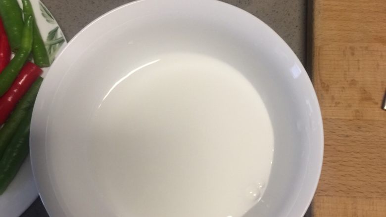 虾仁炒木耳青笋,期间准备适量的水豆粉备用