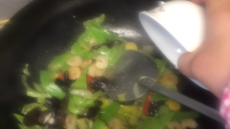虾仁炒木耳青笋,虾仁木耳青笋炒熟后就加入水豆粉进行勾茨