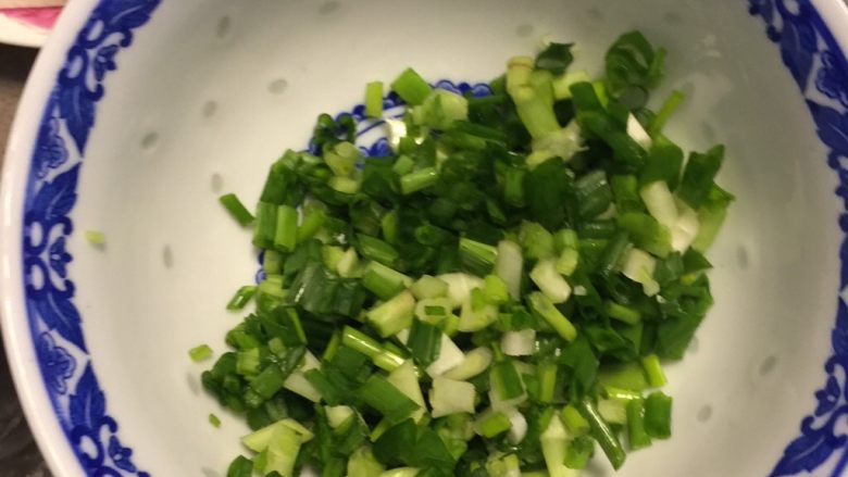 虾仁炒木耳青笋,葱花备用