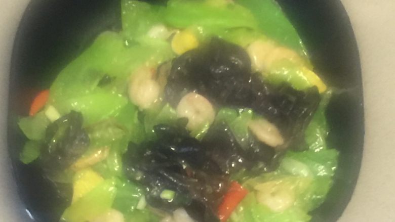 虾仁炒木耳青笋,一道青淡爽口的时令蔬菜就上桌了