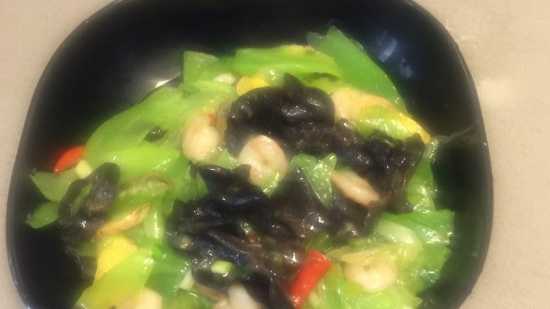 虾仁炒木耳青笋,炒好的虾仁木耳青笋再撒上葱花，就起锅装盘