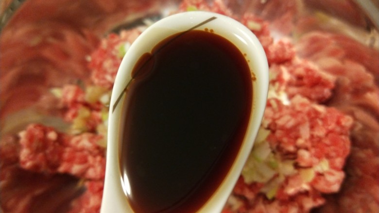 香河牛肉饼,加入<a style='color:red;display:inline-block;' href='/shicai/ 692'>酱油</a>