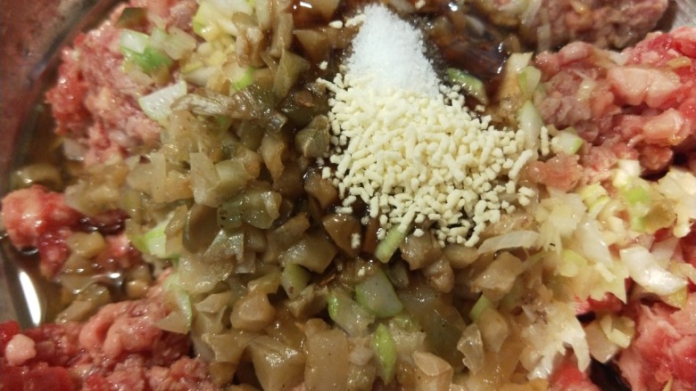 香河牛肉饼,加入盐,鸡精。<a style='color:red;display:inline-block;' href='/shicai/ 829'>十三香</a>。