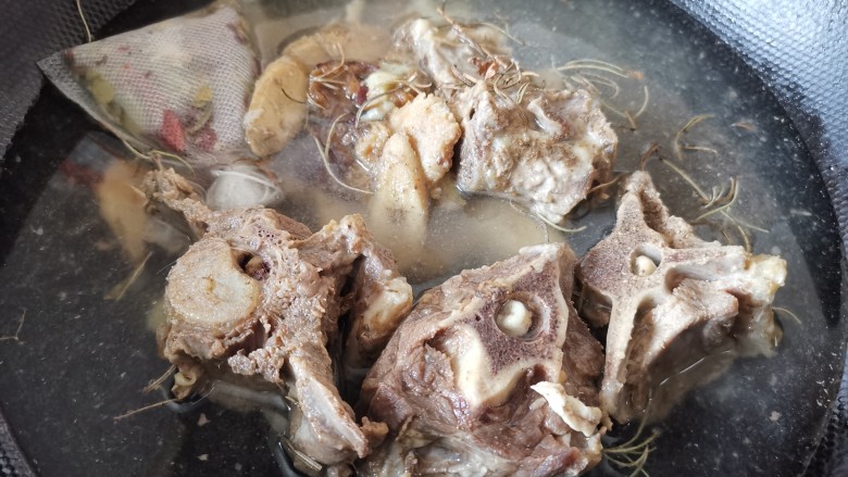 冬季滋补好时机,烤羊蝎子藜麦饭,加入自己种的天然迷迭香和粗盐,倒入锅中,大火烧开