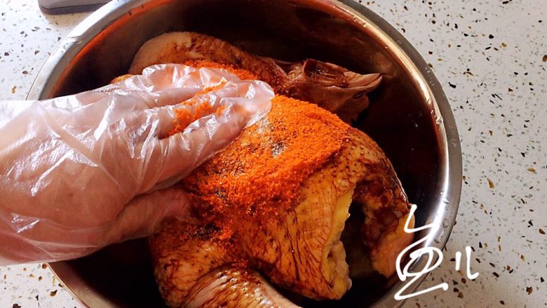 电饭煲焖鸡,将腌料涂满鸡身,按摩几分钟