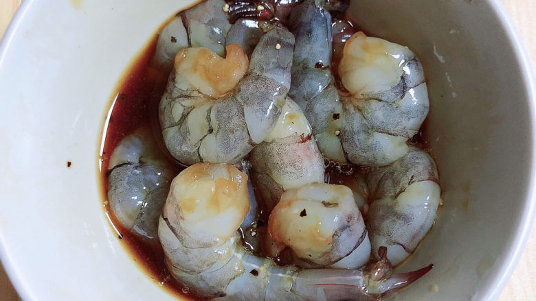 菠萝虾仁炒饭,将虾仁搅拌均匀腌制5分钟。