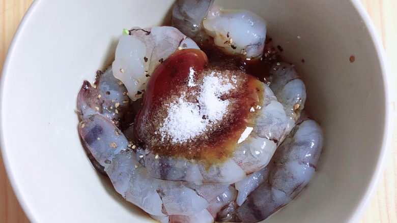 菠萝虾仁炒饭,腌制虾仁，放入盐、<a style='color:red;display:inline-block;' href='/shicai/ 718'>料酒</a>、<a style='color:red;display:inline-block;' href='/shicai/ 721'>蚝油</a>、<a style='color:red;display:inline-block;' href='/shicai/ 788'>生抽</a>、<a style='color:red;display:inline-block;' href='/shicai/ 134340'>黑胡椒粉</a>。