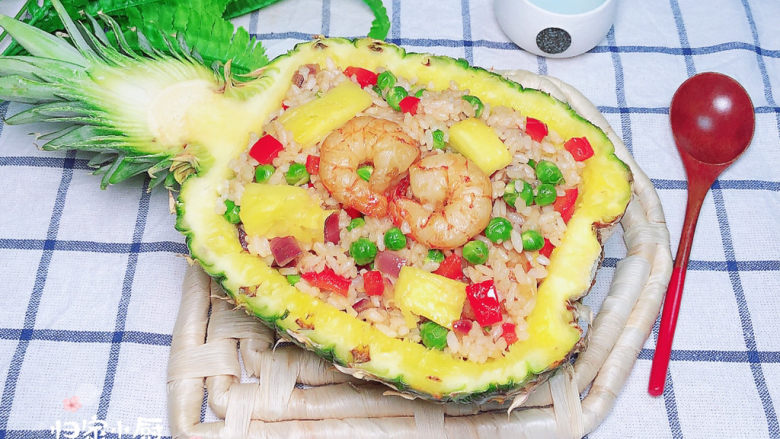 菠萝虾仁炒饭,将炒好的<a style='color:red;display:inline-block;' href='/shicai/ 597'>菠萝</a>虾仁炒饭盛入<a style='color:red;display:inline-block;' href='/shicai/ 597'>菠萝</a>中，一份颜值担当的<a style='color:red;display:inline-block;' href='/shicai/ 597'>菠萝</a>虾仁炒饭就上桌了！