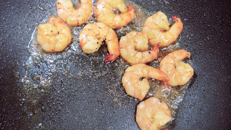 菠萝虾仁炒饭,将虾仁翻面,继续煎制金黄色。