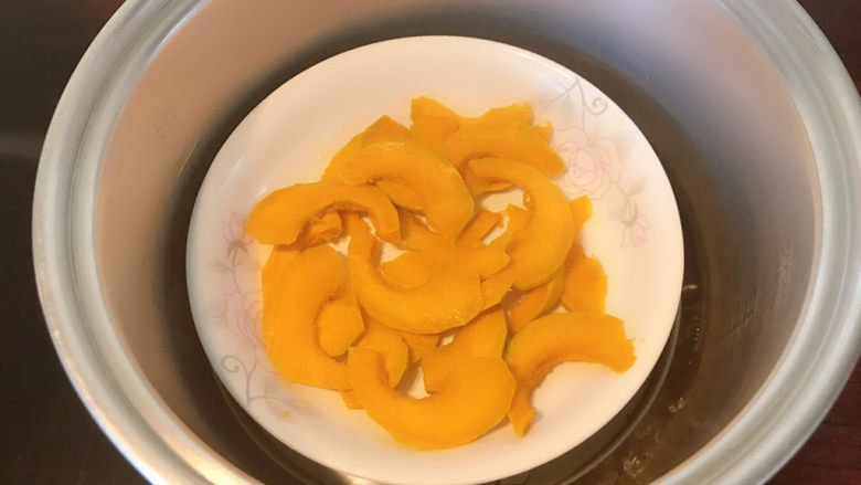 南瓜糯米饼,入蒸锅,大火蒸至熟透。