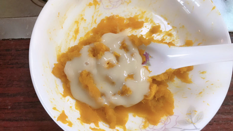 南瓜糯米饼,加入适量的<a style='color:red;display:inline-block;' href='/shicai/ 893'>炼乳</a>,喜欢甜点的可以加些白糖,我就没有加,觉得这样口味刚刚好。