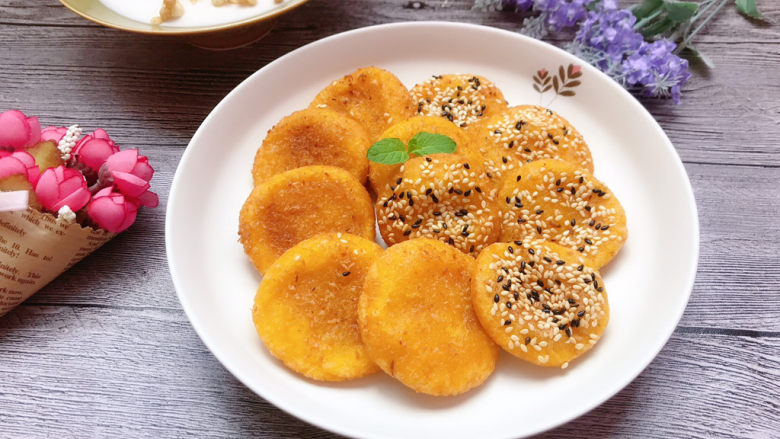 南瓜糯米饼,成品,软糯香甜,好吃哦。