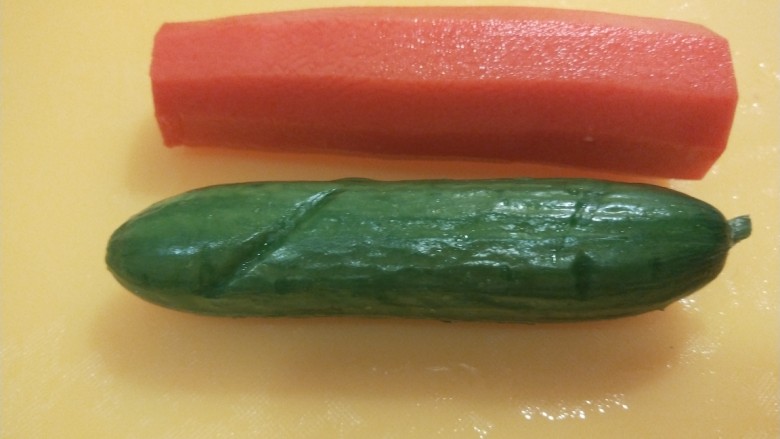 菠萝虾仁炒饭,<a style='color:red;display:inline-block;' href='/shicai/ 25'>胡萝卜</a>去皮切丁,黄瓜洗干净切丁。