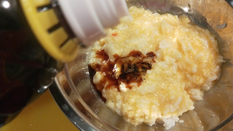 菠萝虾仁炒饭,倒入酱油,料酒在搅拌均匀。