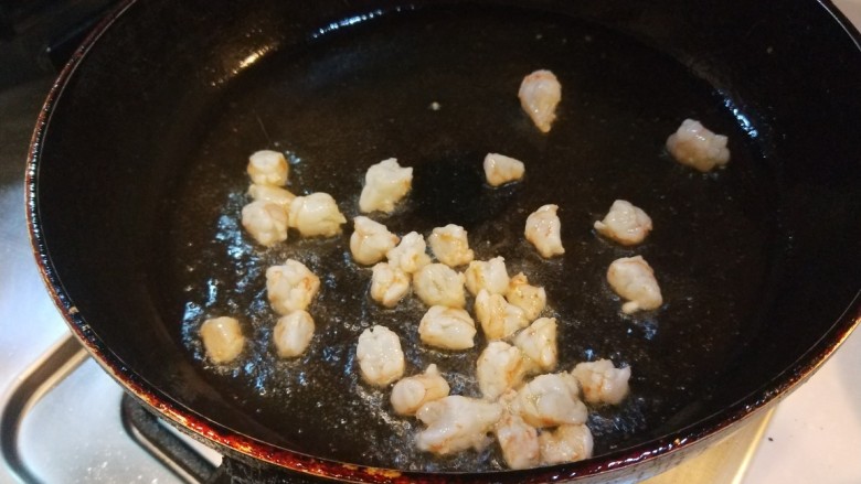 菠萝虾仁炒饭,倒入虾仁就起火了,可惜没有拍到。