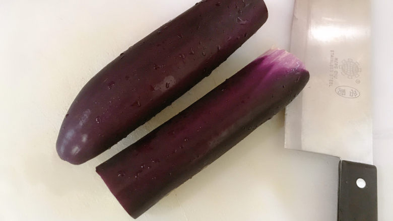蒜蓉烤茄子,太长了,所以才切成两段。