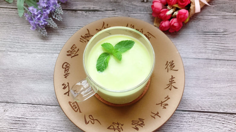 蒜蓉烤茄子,成品。摘一朵自己种的薄荷,装饰得更美更有食欲。