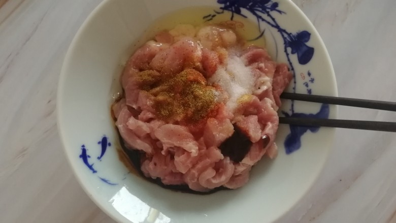 油炸酥肉,打入1个<a style='color:red;display:inline-block;' href='/shicai/ 9'>鸡蛋</a>(只要蛋清),接着加入适量盐、胡椒粉、辣椒粉、生抽,