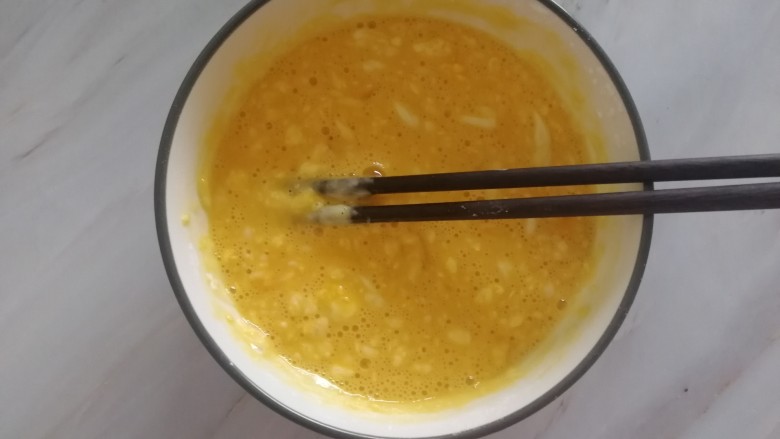 油炸酥肉,这时候碗里会出现很多这样的小疙瘩,可以放一下再调