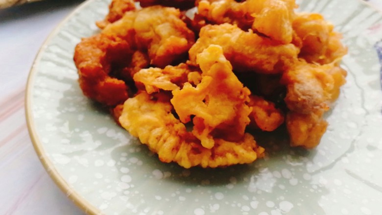 油炸酥肉,沥干油后,放盘子里