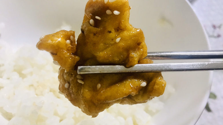 糖醋小酥鸡,就着米饭,那叫一个香
