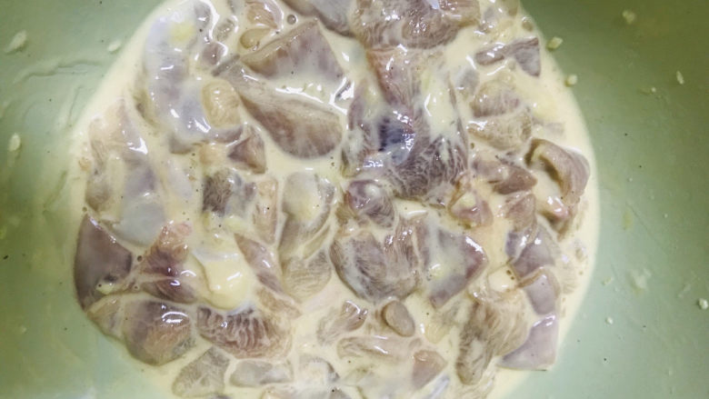 糖醋小酥鸡,徒手抓匀挂浆(记得戴手套)
