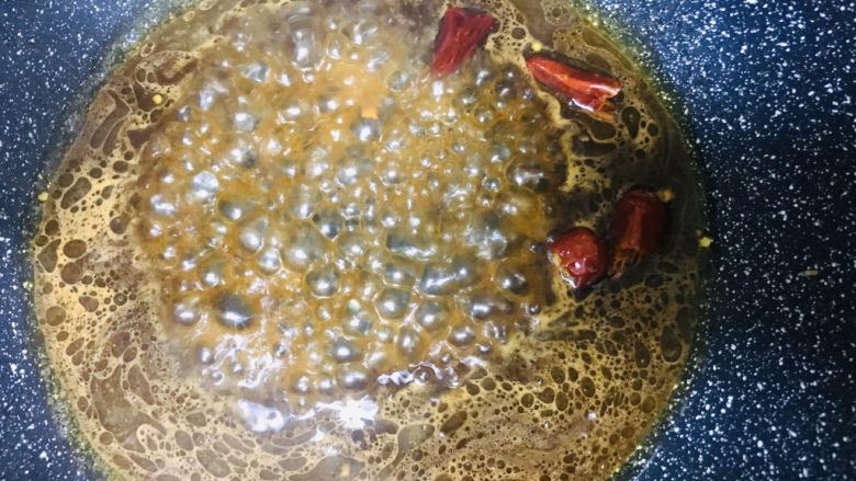 糖醋小酥鸡,油热后把麻椒去掉,倒入糖醋汁大火熬至冒小泡泡