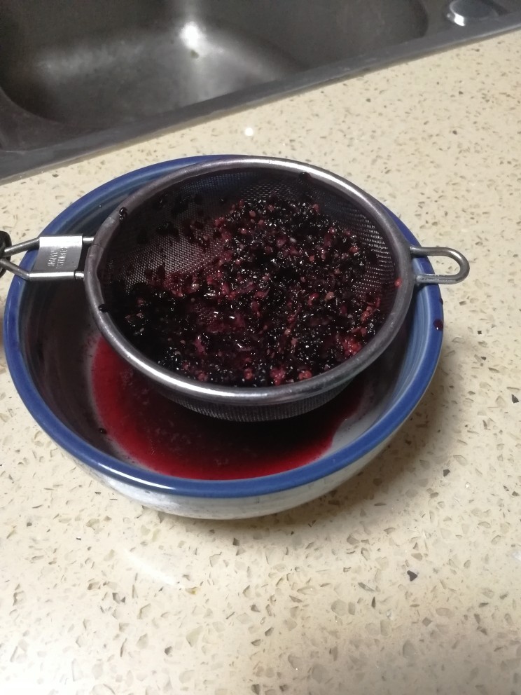 素食养生(冬季篇)——桑椹椰汁膏,过滤桑椹汁,放一边备用
