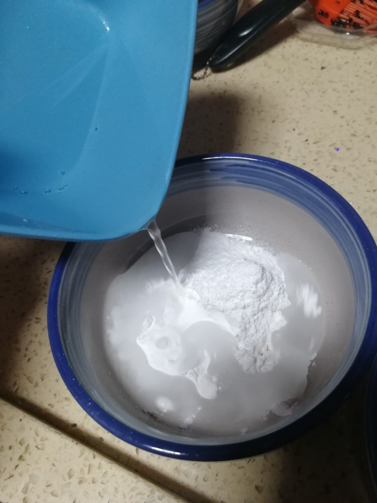 素食养生(冬季篇)——桑椹椰汁膏,冷水倒入粘米粉和椰子粉,搅拌混合