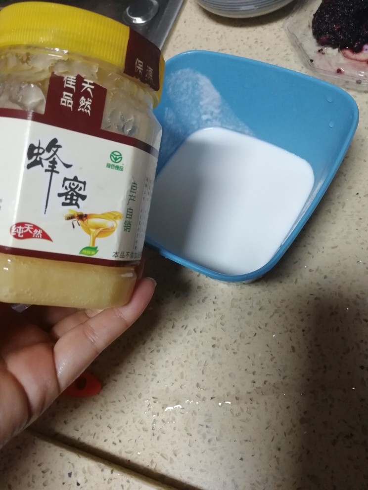 素食养生(冬季篇)——桑椹椰汁膏,倒入<a style='color:red;display:inline-block;' href='/shicai/ 865'>蜂蜜</a>调甜度,然后放一边备用