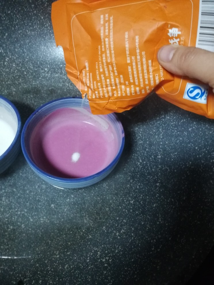 素食养生(冬季篇)——桑椹椰汁膏,把椰汁糊和桑椹糊隔热水升温(温度不能太高),倒入吉利丁粉,搅拌融化吉利丁粉