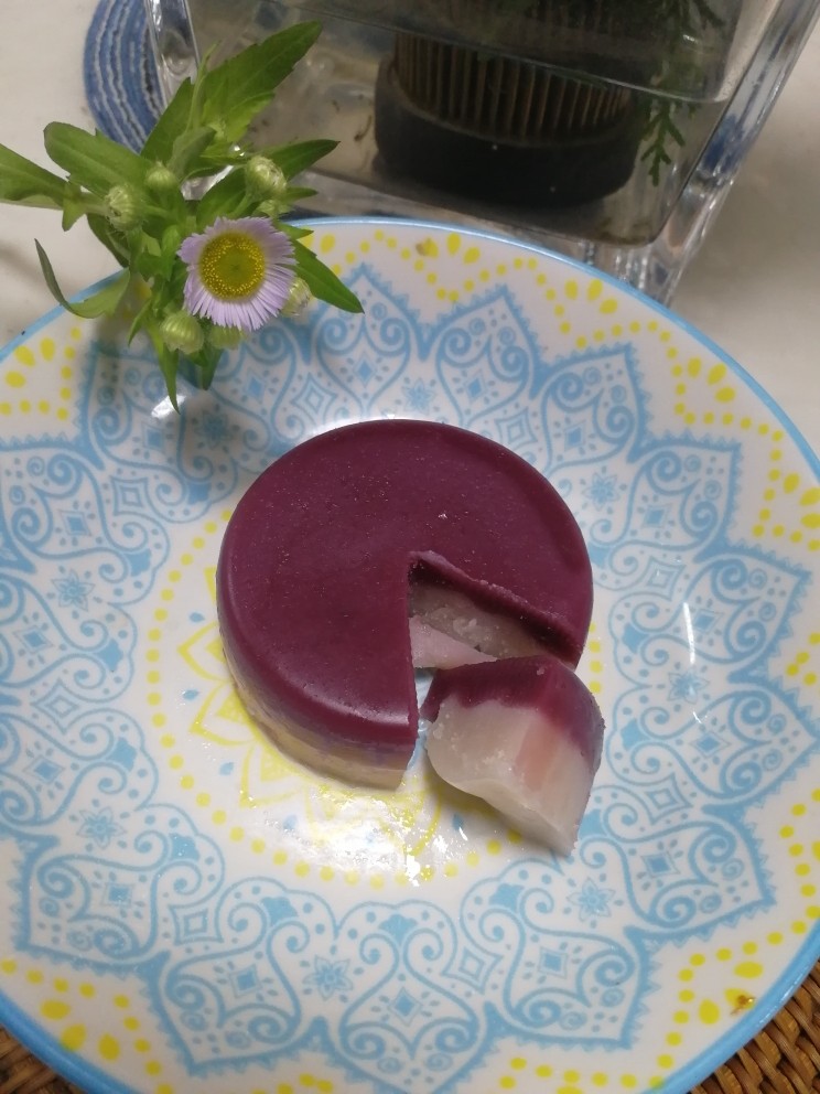 素食养生(冬季篇)——桑椹椰汁膏,蒸熟的桑椹椰汁膏冷却后自动脱膜哦,口感Q弹,味道酸甜可口,还有椰香味