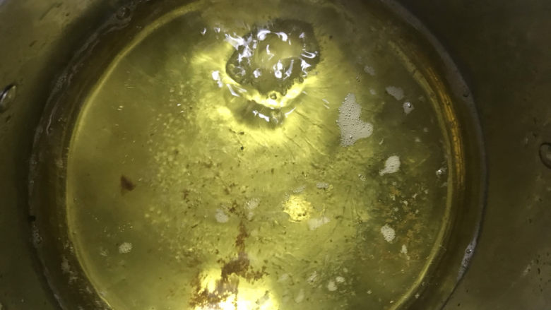 地三鲜,取一小块土豆放入锅中,四周冒泡油温正好
