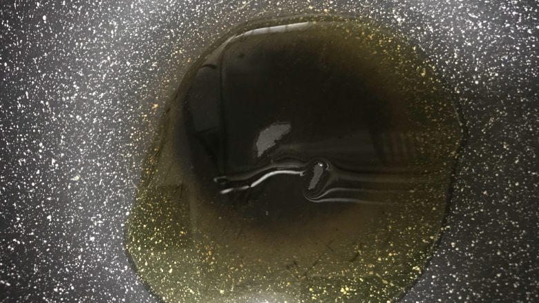 地三鲜,锅勺薄油
