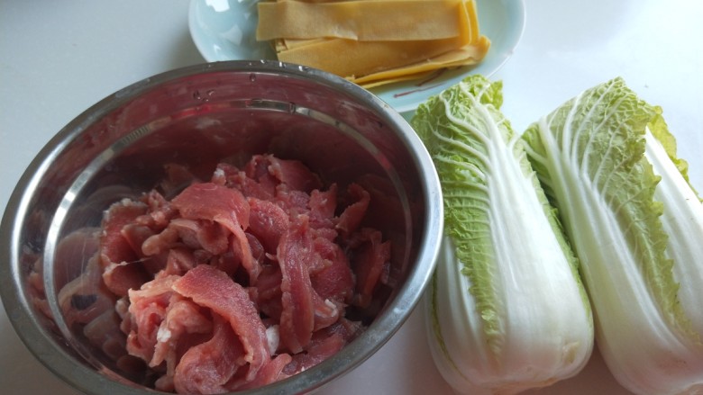 水煮肉片,猪里脊肉切片,娃娃菜两颗,豆皮两张切条。