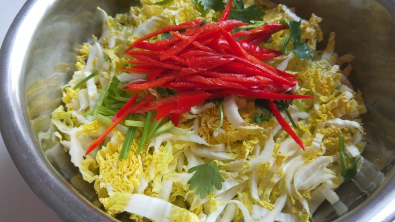 酸辣白菜心,放入香菜,香<a style='color:red;display:inline-block;' href='/shicai/ 3250'>葱</a>,红椒丝。