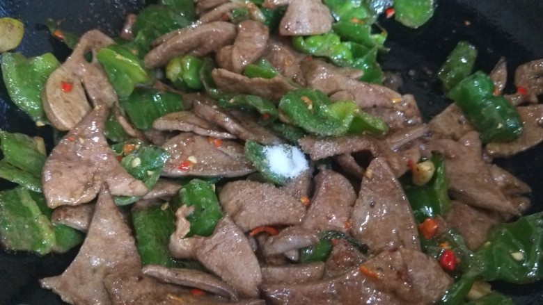 辣椒炒猪肝,加入适量盐,白<a style='color:red;display:inline-block;' href='/shicai/ 10588'>糖</a>。