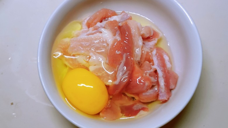 油炸酥肉,敲入<a style='color:red;display:inline-block;' href='/shicai/ 9'>鸡蛋</a>