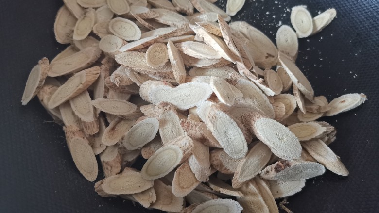调理气虚寒湿体质,黄芪四君子茶,生黄芪固表止汗,生肌消肿;蜜炙黄芪,补气生血。